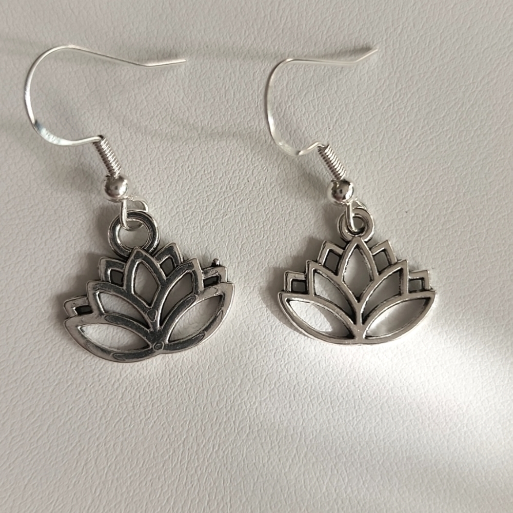 925 Sterling Post Blooming Lotus